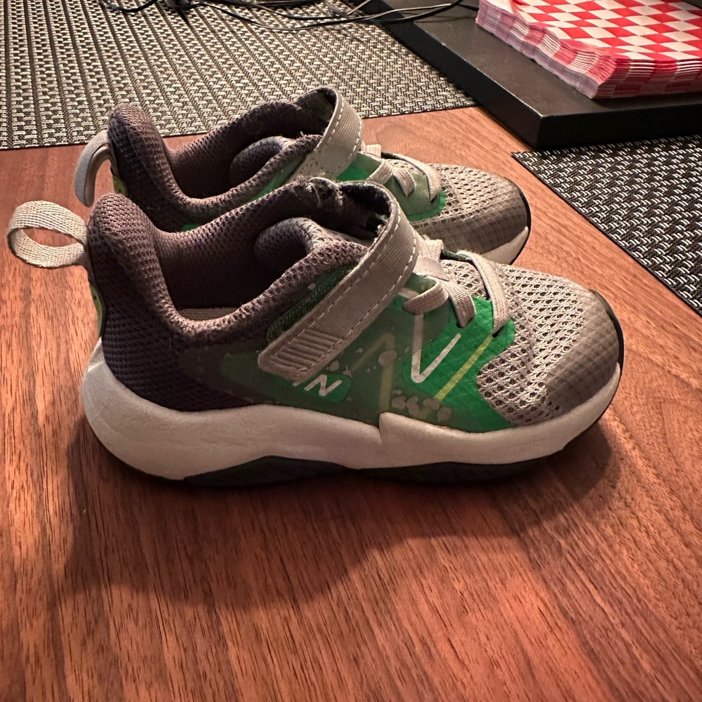 New Balance Unisex-Child Rave Run V2 Bungee Lace with Top Strap Shoe